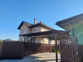 Двускатный навес с крышей из профлиста для загородного дома Двускатный навес с крышей из профлиста для загородного дома