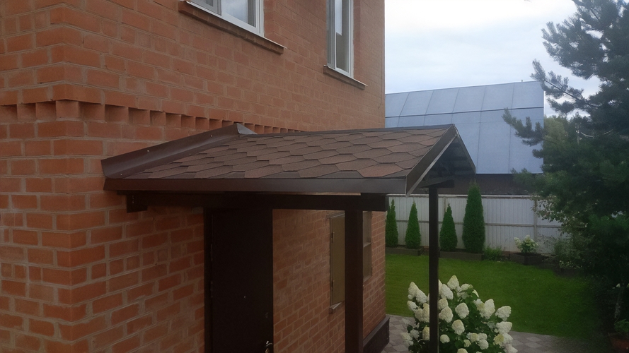 Навес над крыльцом с кровлей из металлочерепицы Навес над крыльцом с кровлей из металлочерепицы